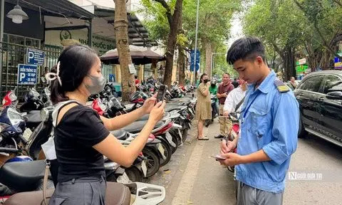 Hà Nội bắt đầu triển khai thu phí đỗ xe không tiền mặt