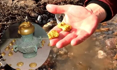 Hì hục đào mương, 3 anh em bất ngờ tìm thấy bình cổ đựng 40kg toàn vật thể bằng vàng