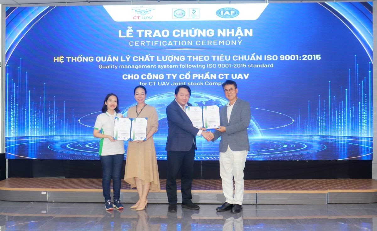 hinh-1-trao-chung-nhan-iso-9001-2015-cho-ct-uav-1793369661.jpg
