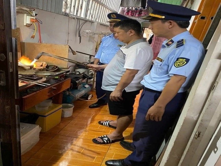 Một tiệm vàng bị buộc tiêu hủy 3 vòng tay vàng vì giả nhãn hiệu