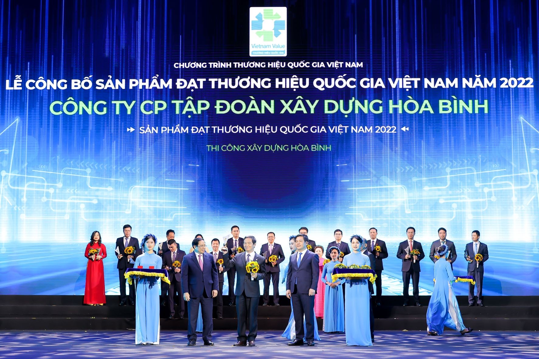 tap-doan-xay-dung-hoa-binh-da-tiep-tuc-duoc-vinh-danh-thuong-hieu-quoc-gia-viet-nam-tai-le-cong-bo-san-pham-dat-thuong-hieu-quoc-gia-viet-nam-nam-2022-1667460769.jpg