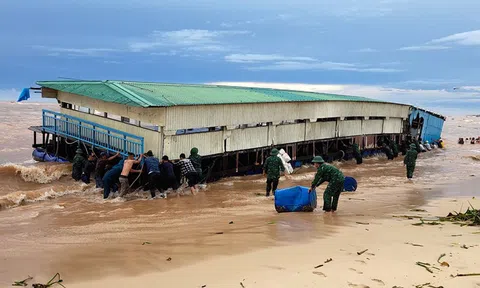 Nhà hàng nổi ở Quảng Bình bất ngờ bị sóng đánh ra biển