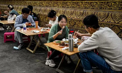 Trào lưu ‘nằm thẳng’ chưa hết nguội, giới trẻ Trung Quốc chuyển sang lối sống tằn tiện khi áp lực kinh tế bủa vây, có người chọn ở tại chùa để tiết kiệm chi phí