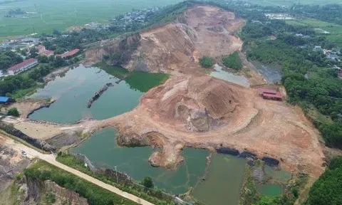 Dừng khai thác mỏ đất công ty Việt Lào nơi có “bom” nước treo trên cao