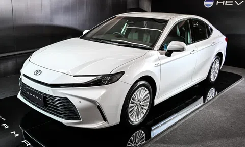 Cận cảnh Toyota Camry HEV ra mắt tại Thái Lan