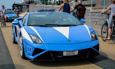 Điểm danh dàn siêu xe Lamborghini của cảnh sát Italy