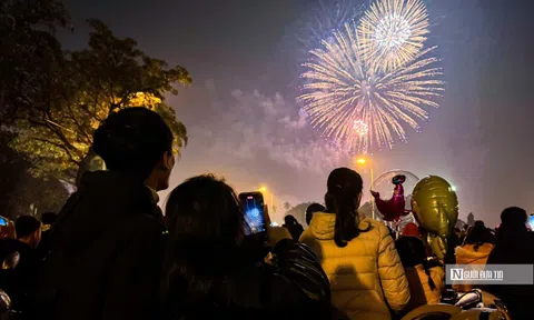 Mãn nhãn màn pháo hoa chào mừng năm mới 2025 tại Hà Nội