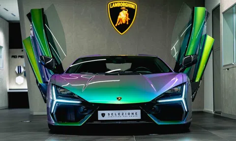 Cận cảnh siêu xe Lamborghini Revuelto màu độc Verde Agave Lucido