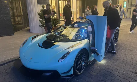 Andrew Tate cầm lái siêu xe Koenigsegg Jesko Attack tại Romania
