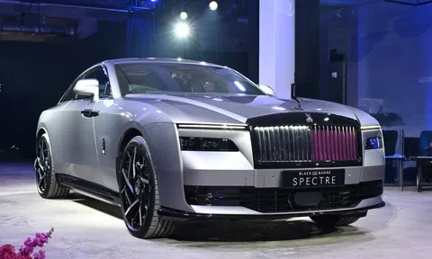 Rolls-Royce Black Badge Spectre giá 1,85 triệu USD tại Singapore