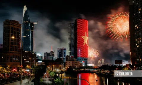 Mãn nhãn với màn pháo hoa rực rỡ trên bầu trời Tp.HCM đêm 30/4