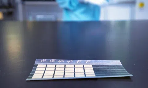 Đột phá với tấm pin năng lượng mặt trời mỏng hơn cả giấy
