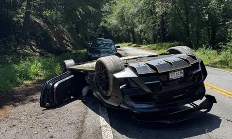 Lamborghini Huracan STO lật ngửa, xe cảnh sát phải húc đẩy vào lề