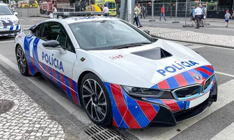Cận cảnh BMW i8 phiên bản cảnh sát tại Bồ Đào Nha