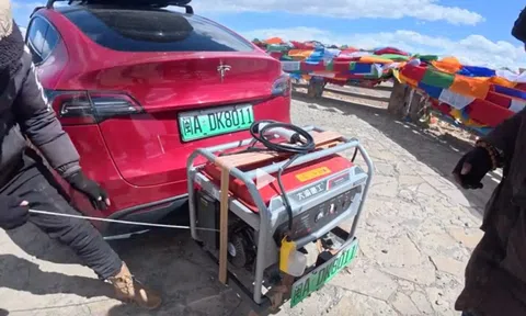 Lo không có trạm sạc, chủ xe Tesla 'độ' luôn máy phát điện
