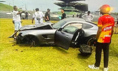 Mercedes-AMG GT R nát đầu khi trải nghiệm tại trường đua Sepang