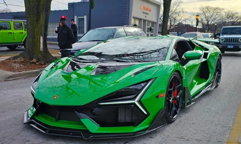 Gói độ đầu tiên của Lamborghini Revuelto lăn bánh trên đường phố