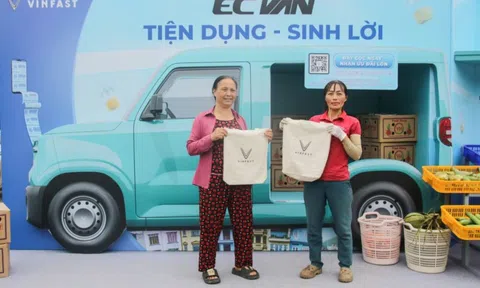 VinFast EC Van ‘chiếm sóng’ chợ đầu mối khiến giới tiểu thương xôn xao