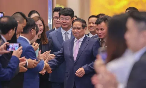 Thủ tướng chủ trì tọa đàm với hơn 1.000 doanh nghiệp, hộ kinh doanh