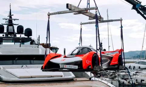 Siêu xe McLaren Solus GT được trưng bày trên du thuyền tại Monaco