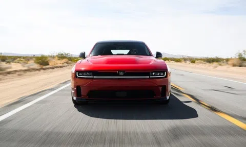 Dodge Charger thuần điện gặp lỗi tự tăng tốc?