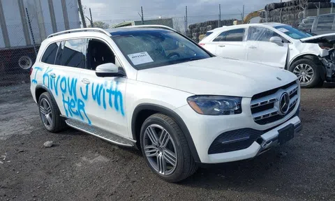 Mercedes-Benz GLS 450 nằm bãi phế liệu do đánh ghen