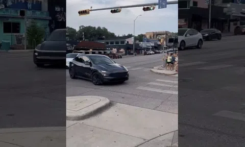 Taxi tự hành đầu tiên của Tesla lăn bánh trên đường