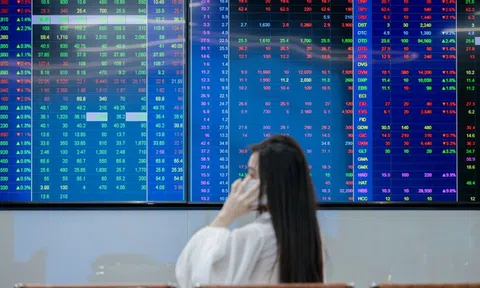 Tiền vào chứng khoán chạm đáy 1 tháng