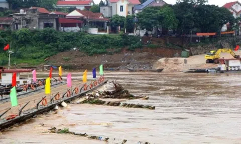 Phú Thọ: Tạm thời vận hành phà quân sự phục vụ người dân qua cầu Phong Châu