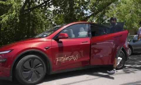 Chuyện xảy ra khi muốn 'tip' taxi không người lái của Tesla