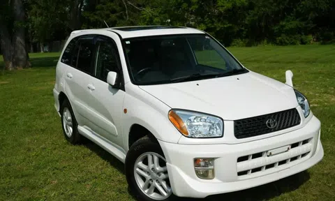 Tình trạng chiếc Toyota RAV4 25 năm tuổi nhưng đi chưa đến 6.000 km