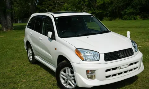 Tình trạng chiếc Toyota RAV4 25 năm tuổi nhưng đi chưa đến 6.000 km