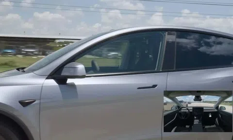 Chiếc xe điện Tesla đầu tiên tự chạy đến giao cho khách mua
