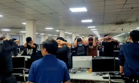 Đột kích 1 cơ sở lừa đảo, cảnh sát phanh phui đường dây mạo danh công ty chứng khoán với chiêu thức rất bài bản, bắt giữ 2 đối tượng cầm đầu
