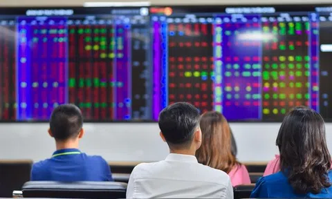 Tiền ồ ạt chảy vào chứng khoán, mua cổ phiếu nào "đón sóng" 1.500 điểm?