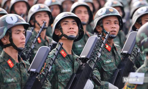 Người dân đội nắng xem hợp luyện diễu binh 2/9