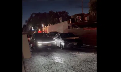 Taxi tự hành của Tesla quẹt trúng Toyota Camry