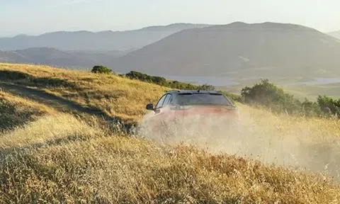 SUV điện mới của Subaru - tên như game, thiết kế giống Toyota C-HR