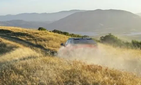 SUV điện mới của Subaru - tên như game, thiết kế giống Toyota C-HR