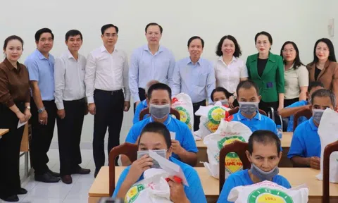 Tây Ninh thăm, tặng quà người có công nhân kỷ niệm 78 năm Ngày Thương binh - Liệt sĩ