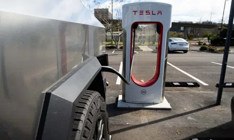 Chiếc Tesla Cybertruck 'tắt điện' vì cắm sạc liên tục?