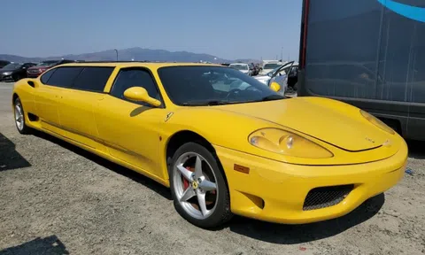 Siêu xe Ferrari 360 Modena độ limousine được rao bán 40.000 USD