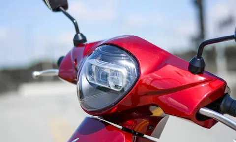 Loạt xe máy điện chạy 200 km mới phải cắm sạc