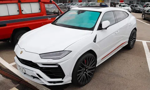 Siêu xe Lamborghini Urus sở hữu biển số đắt nhất Thụy Sĩ