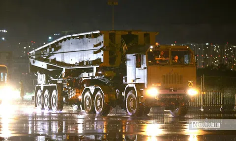 Xe pháo quân sự đội mưa huấn luyện trong đêm cho nhiệm vụ A80