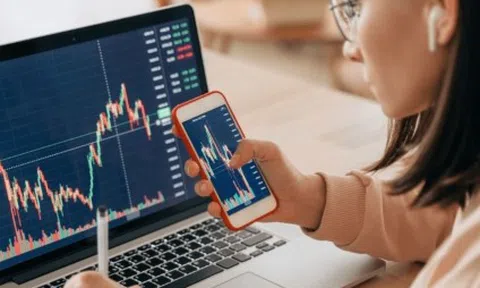 VN-Index liên tục vượt đỉnh, có nên đầu tư lúc này?