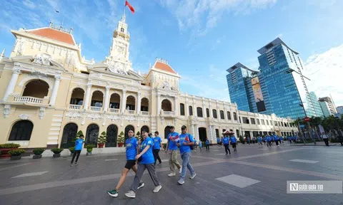 Bạn bè quốc tế đồng hành cùng người dân Tp.HCM đi bộ chào mừng 80 năm ngành Ngoại giao Việt Nam