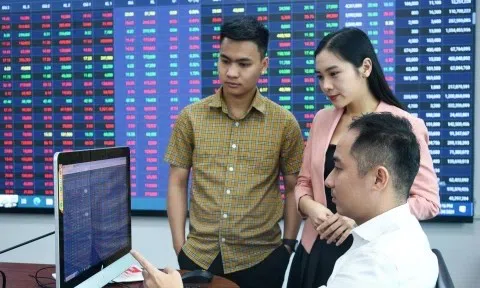 Có nên bán vàng, đổ tiền vào chứng khoán?