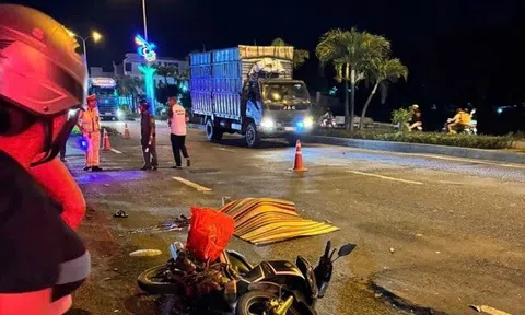 Xe chở công nhân rời khỏi hiện trường sau vụ tai nạn khiến 1 phụ nữ tử vong