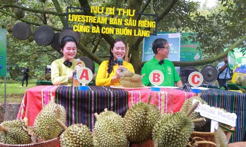 Nữ bí thư xã tham gia livestream, giúp nông dân bán gần 60 tấn sầu riêng